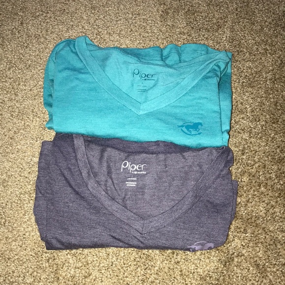 smartpak Tops - Piper V-neck Long Sleeve Tee by SmartPak